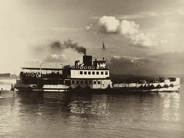 Steam boat by Jose Galhoz. Leica IIIc.